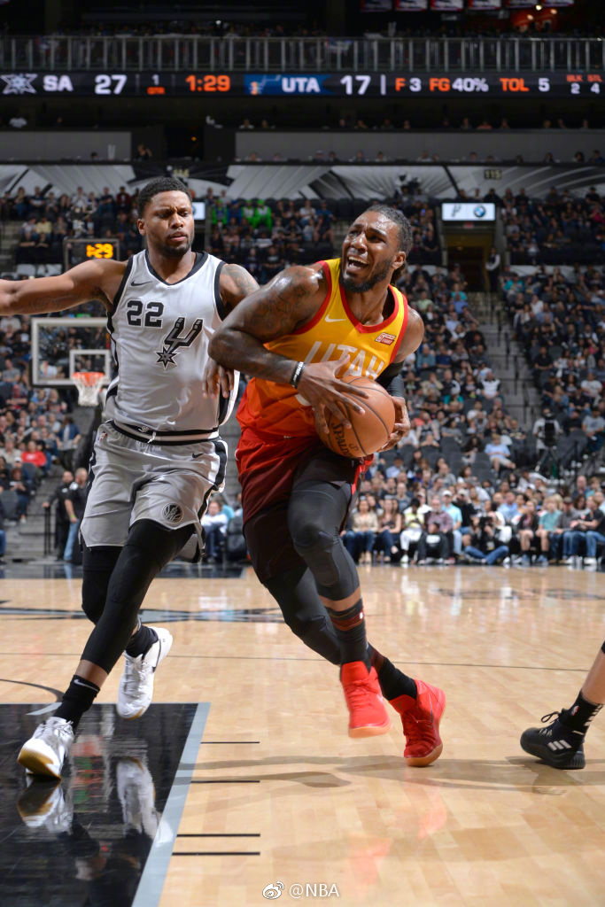 马刺横扫土耳其男篮,费沃斯送出助攻 马刺横扫土耳其男篮,费沃斯送出助攻